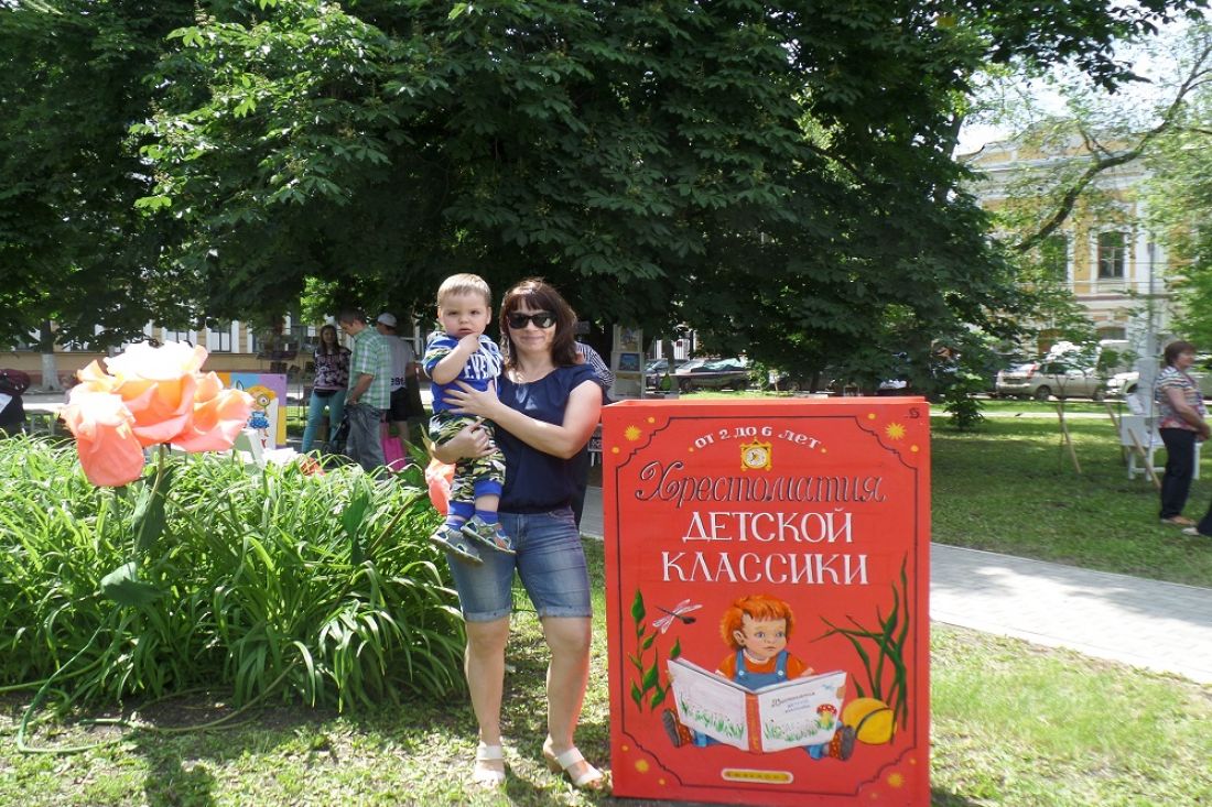 В Пензе на газоне выросли гигантские книги