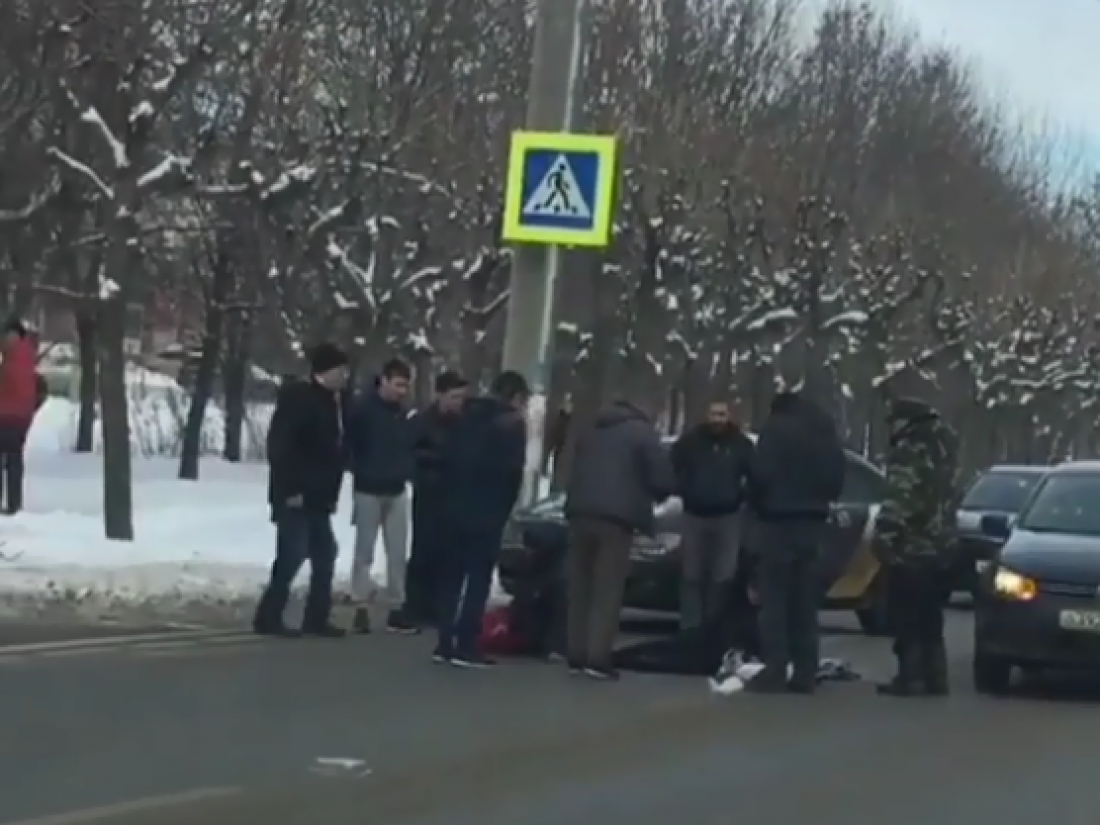 Иномарка сбила двух человек. Видео с места аварии в пензенском Арбекове