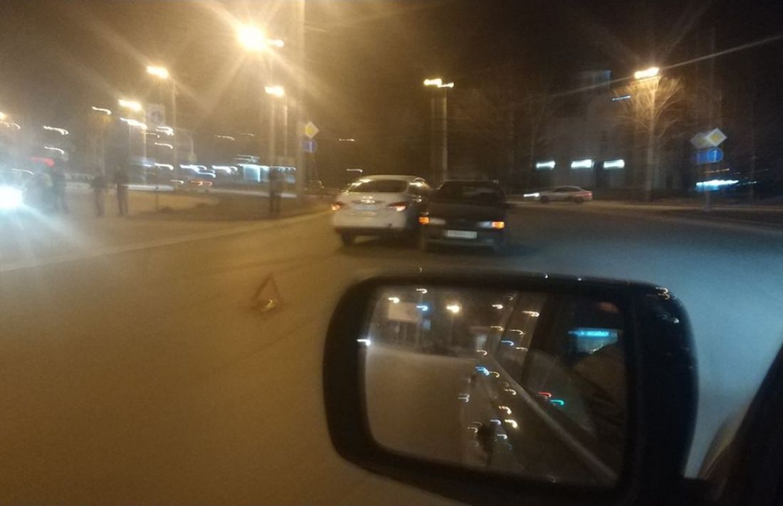 Жители Пензы обсуждают странное ДТП на кольце у памятника Победы