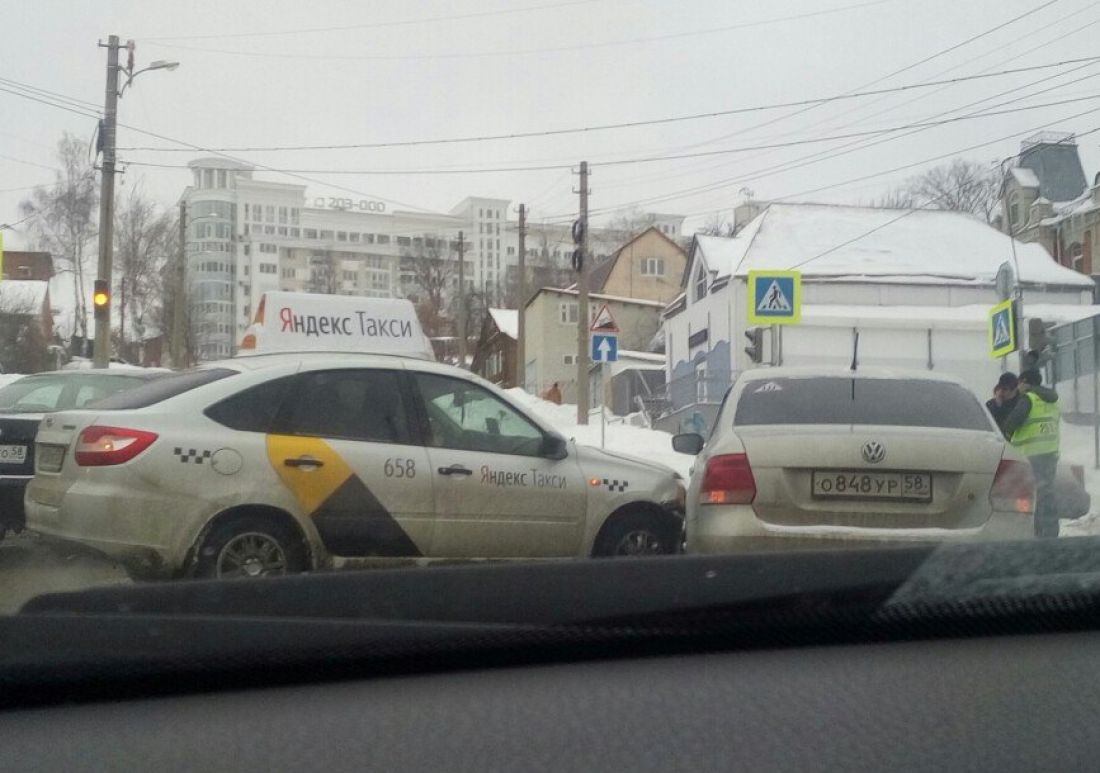 В центре Пензы произошла авария с участием машины «Яндекс. Такси»