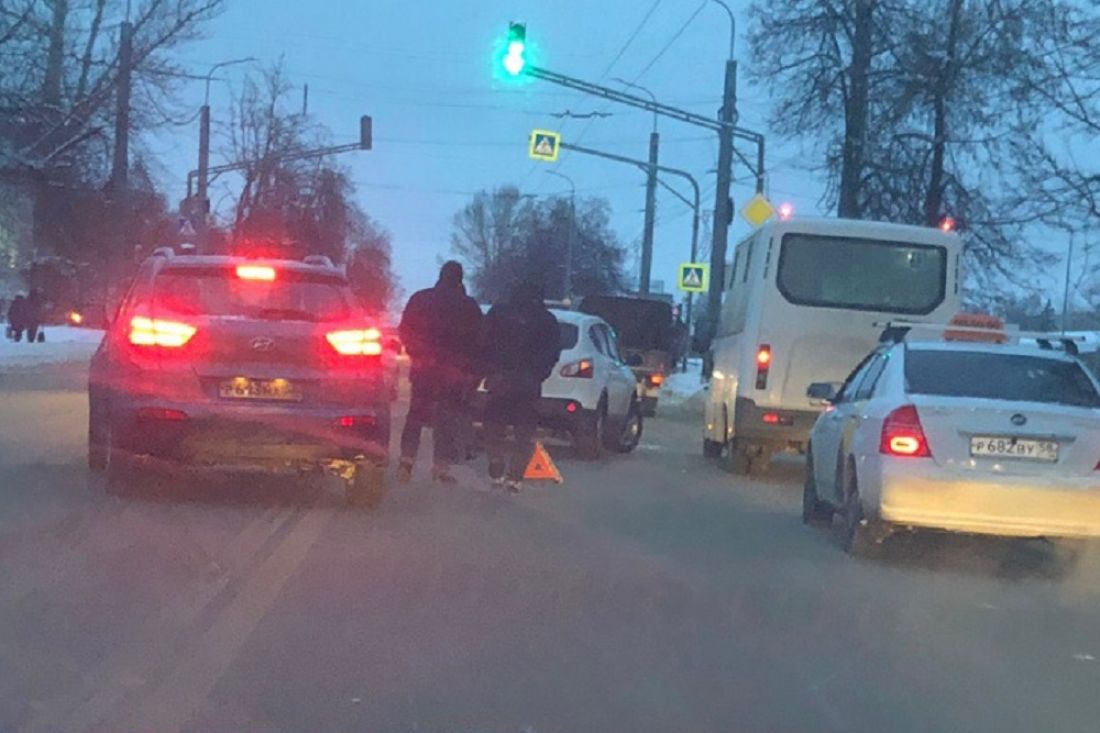 В Пензе две легковушки заблокировали проезжую часть