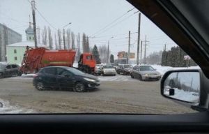 В пензенском Арбеково две легковые машины столкнулись с мусоровозом