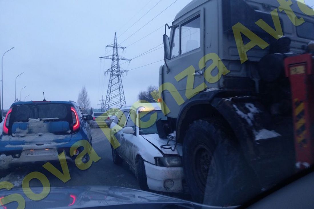 В Пензе погрузчик наехал на капот легкового автомобиля. Фото