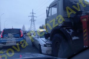 В Пензе погрузчик наехал на капот легкового автомобиля. Фото