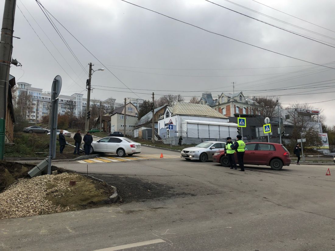 Пенза 3. Автомобиль снес светофор на большой морской в Севастополе. ДТП В Пензе за последние сутки 2021. Авария на СКИФЕ снесли светофор. В Котово снесли светофор.