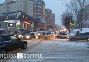 На перекрестке в центре Пензы два авто спровоцировали пробку