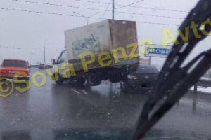На пензенском путепроводе «ГАЗель» «запрыгнула» на иномарку. Фото