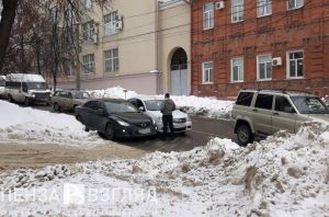 В Пензе две иномарки после аварии частично заблокировали дорогу
