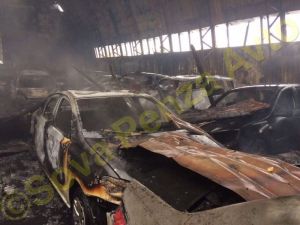 Обгоревшие машины и обвалившаяся крыша. Снимки из потушенного автосалона в Пензе