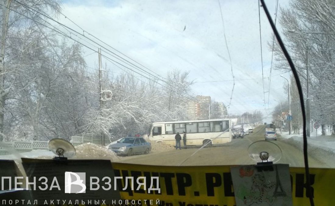В Пензе рейсовый автобус оказался в снежном заносе. Фото