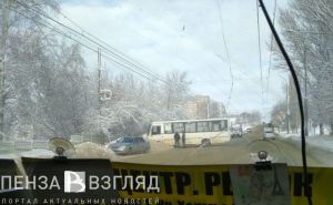В Пензе рейсовый автобус оказался в снежном заносе. Фото