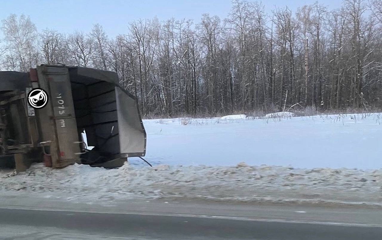 На Западной поляне в Пензе опрокинулся грузовик