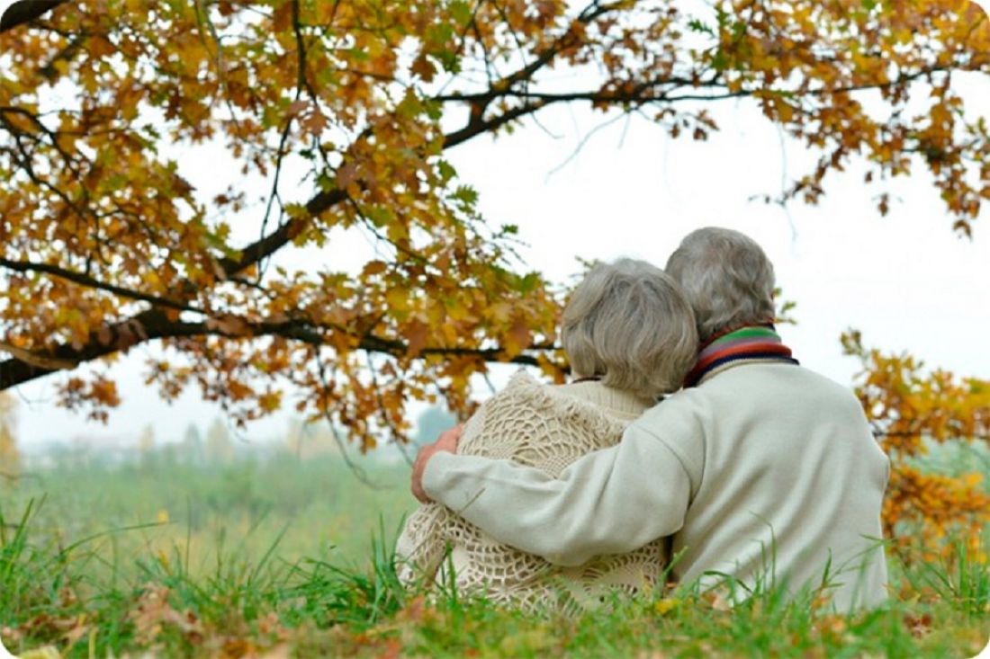 Осенний пейзаж с пожилыми людьми