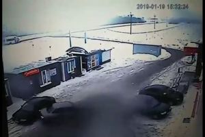 На видео попал момент аварии в Пензе, после которой виновник скрылся