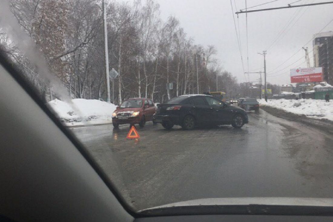 На Западной поляне в Пензе в результате ДТП иномарка перегородила дорогу