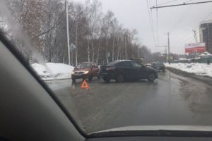 На Западной поляне в Пензе в результате ДТП иномарка перегородила дорогу