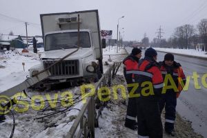 В пензенском Кривозерье на грузовик свалился фонарный столб