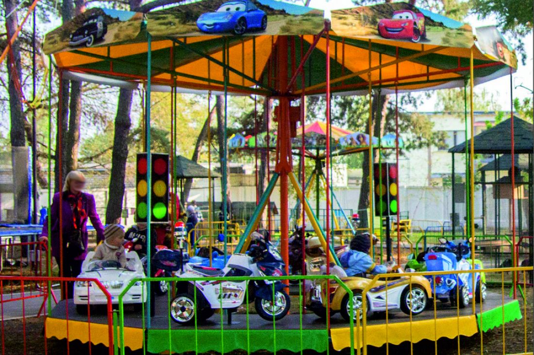 Кони для карусели манеж. Карусель. Монтаж карусели манежа. Аттракционы в кременчуге. Карусель манеж.