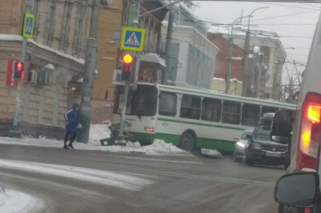 Автобус вылетел на тротуар