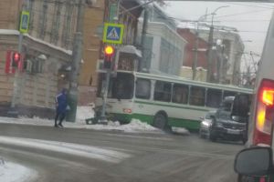 В центре Пензы пассажирский автобус вылетел на тротуар