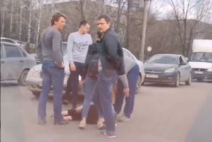 Появилось видео с места ДТП в Пензе, где автомобиль сбил молодую женщину