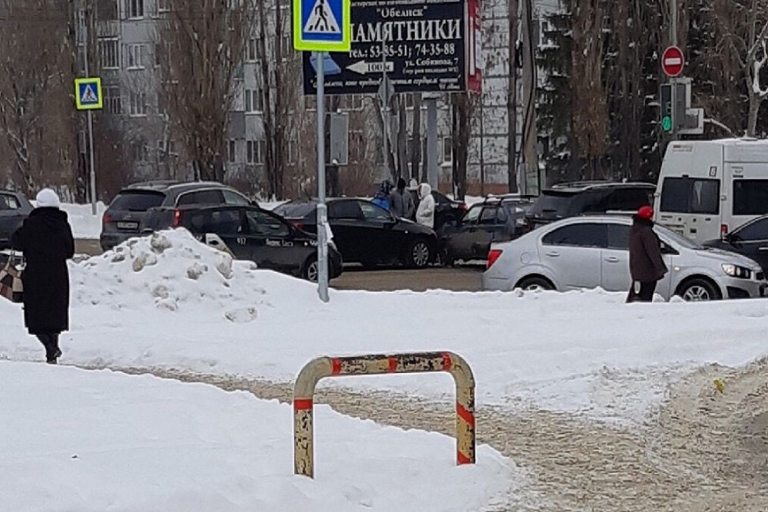 На проспекте Строителей в Пензе не поделили дорогу иномарка и «ВАЗ»