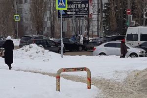 На проспекте Строителей в Пензе не поделили дорогу иномарка и «ВАЗ»