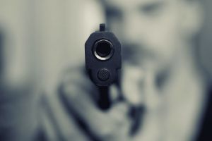 Житель Пензы ворвался в магазин и начал угрожать продавщице пистолетом