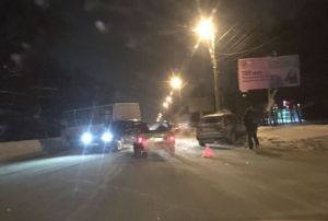 В Пензе автобус и иномарку после аварии раскидало по сторонам дороги. Фото