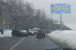 В Пензе на улице Мира легковой автомобиль врезался в столб
