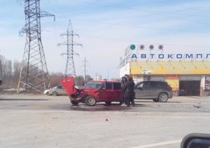 На выезде из Пензы у «шестерки» оторвало капот и вывернуло колесо