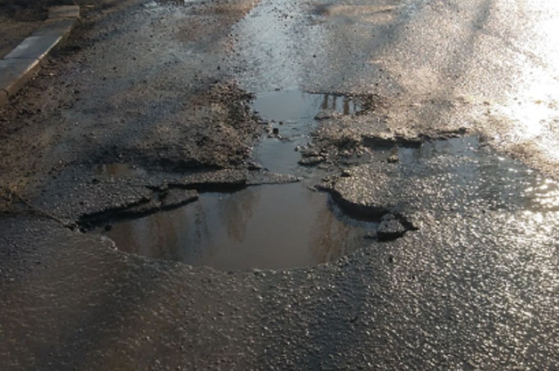 Пензячка пожаловалась на огромные ямы на внутриквартальной дороге