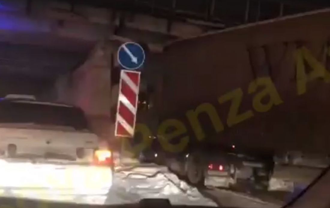 Перед Бакунинским мостом в Пензе в 21 час вечера застряла фура. Видео
