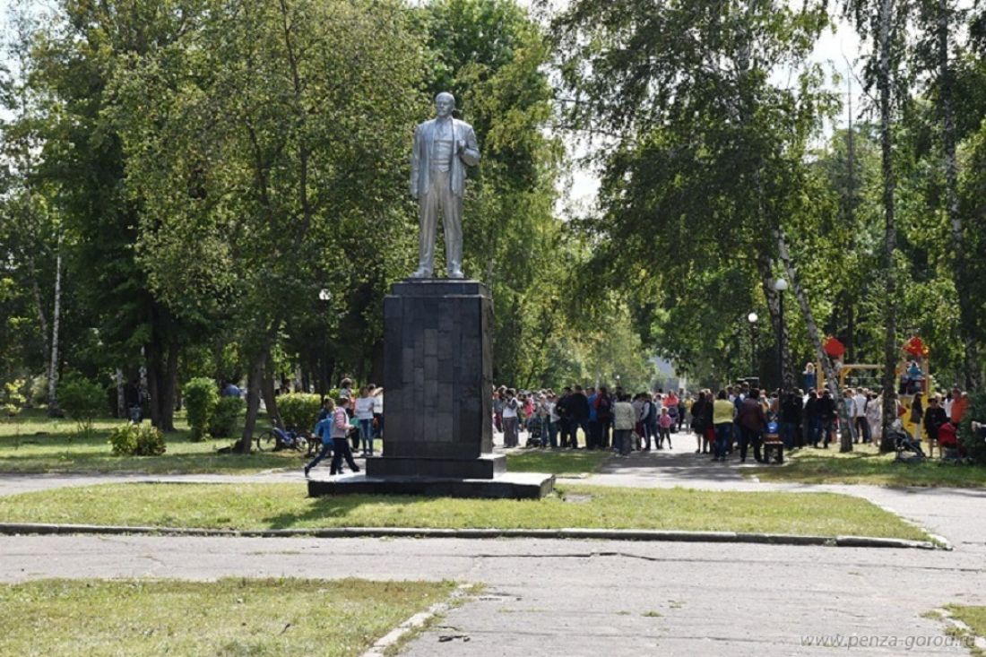 Шуист пенза. Сквер Шуиста Пенза. Памятник на Шуисте в Пензе. Пенза Шуист достопримечательности. Пенза Шуист парк Ленина.