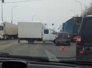 На улице Окружной в Пензе «ГАЗель» и «Лада» столкнулись и перекрыли дорогу