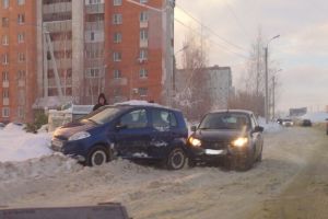 В Пензе на Севере иномарка после столкновения с «Яндекс.Такси» угодила в сугроб