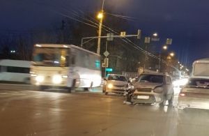 У автовокзала в Пензе иномарка в результате ДТП осталась без капота и фары