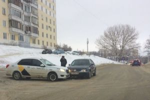 В Первомайском районе Пензы машина «Яндекс.Такси» столкнулась с иномаркой