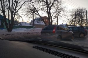 На улице Пушкина в Пензе из-за двух столкнувшихся машин скапливается пробка