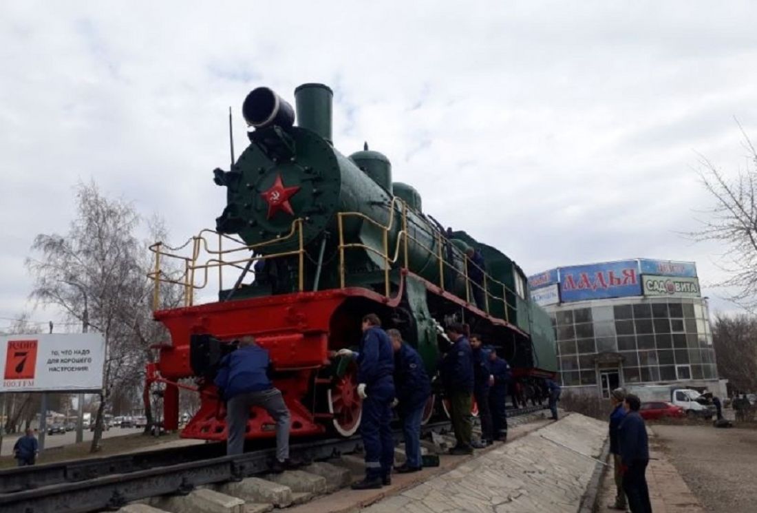 Поезд жд пенза. Паровоз-памятник Су 213-89 Пенза. Монумент паровоз Пенза. Паровоз у автовокзала Пенза. Памятник паровозу Кузнецк Пензенская.