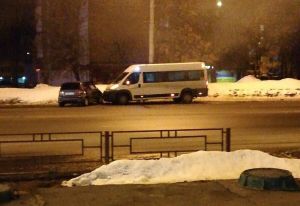 На проспекте Победы в Пензе маршрутка столкнулась с легковой машиной
