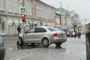 «Скорая приехала, носилки несли». В центре Пензы две легковушки снесли друг другу «носы»