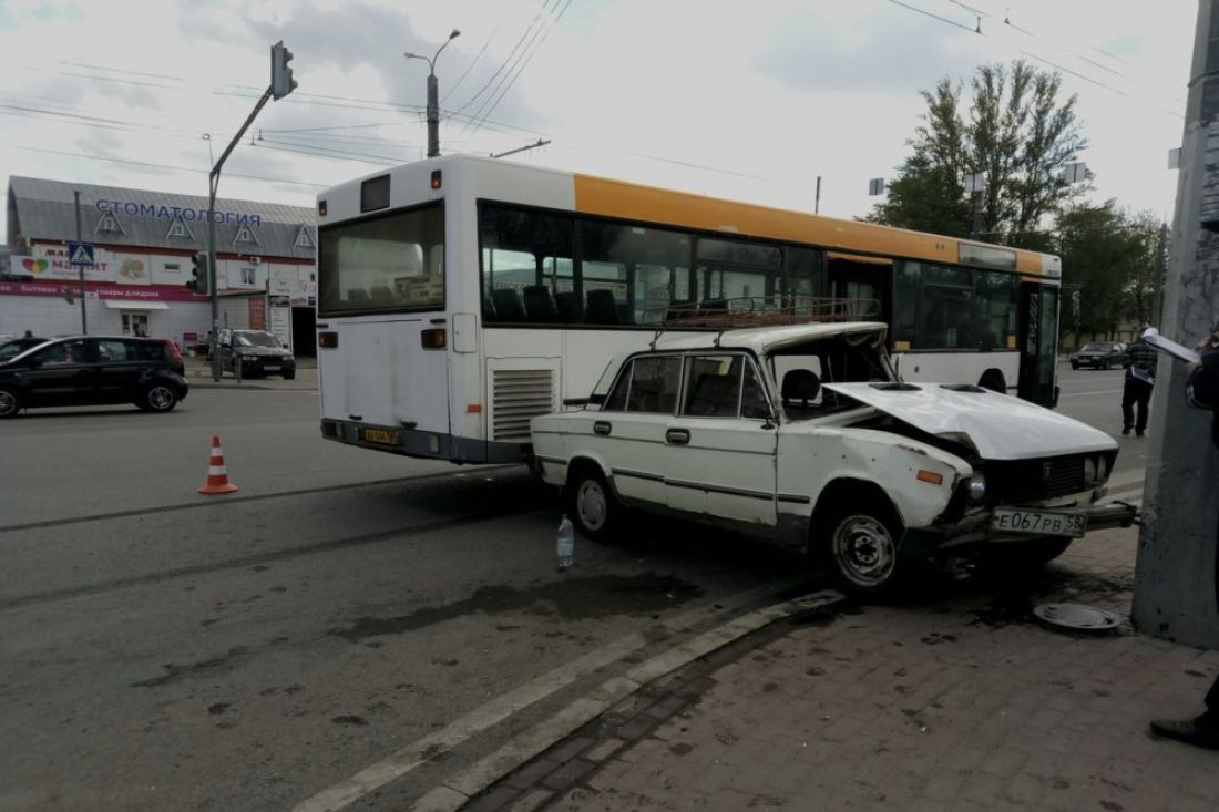 При столкновении автобуса и легковой машины в Пензе пострадали три человека