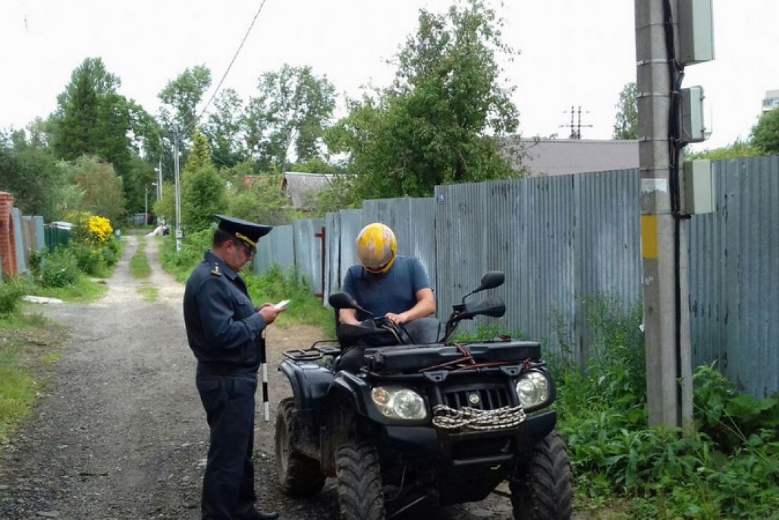 Пенза квадроциклисты. Хозяин квадра. Девушка на квадроцикле в шлеме осенью. Владелец квадры. Владелец квадры.
