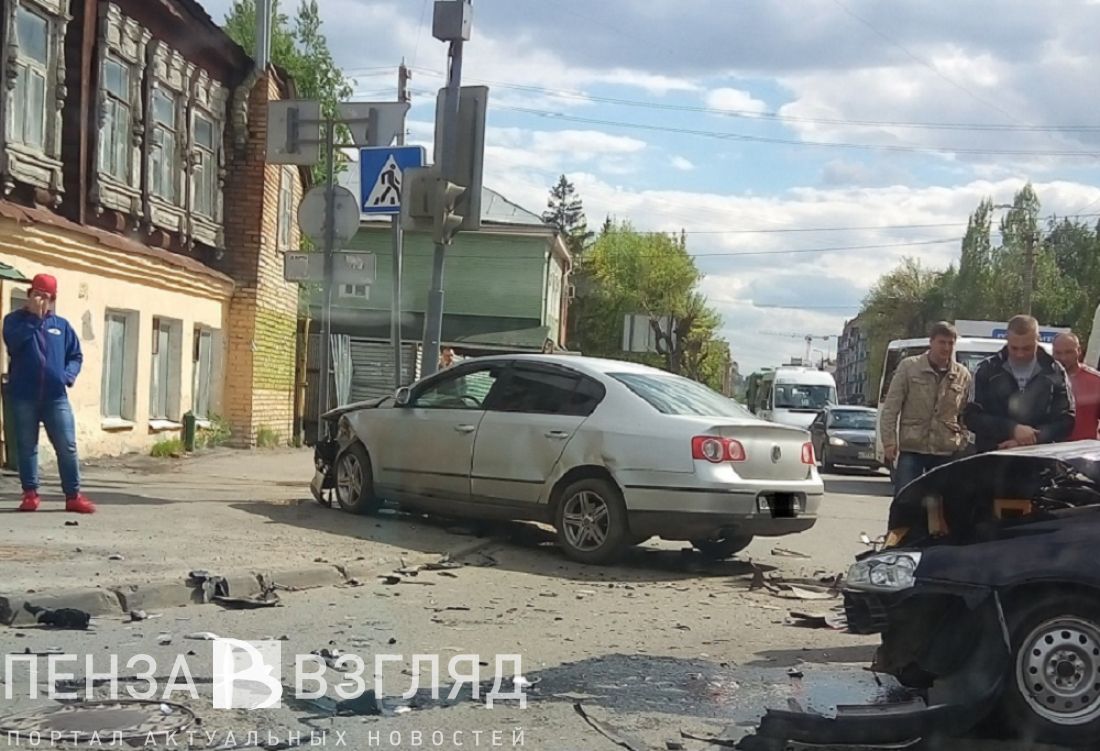 В центре Пензы произошло жесткое столкновение двух автомобилей