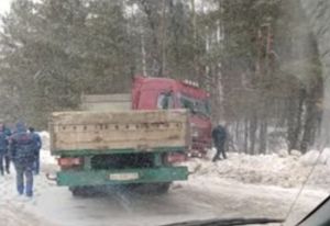 На Ахунском переезде под Пензой вынесло с дороги и разломало грузовик с прицепом. Видео