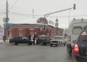 Из-за неработающего светофора в центре Пензы произошла авария