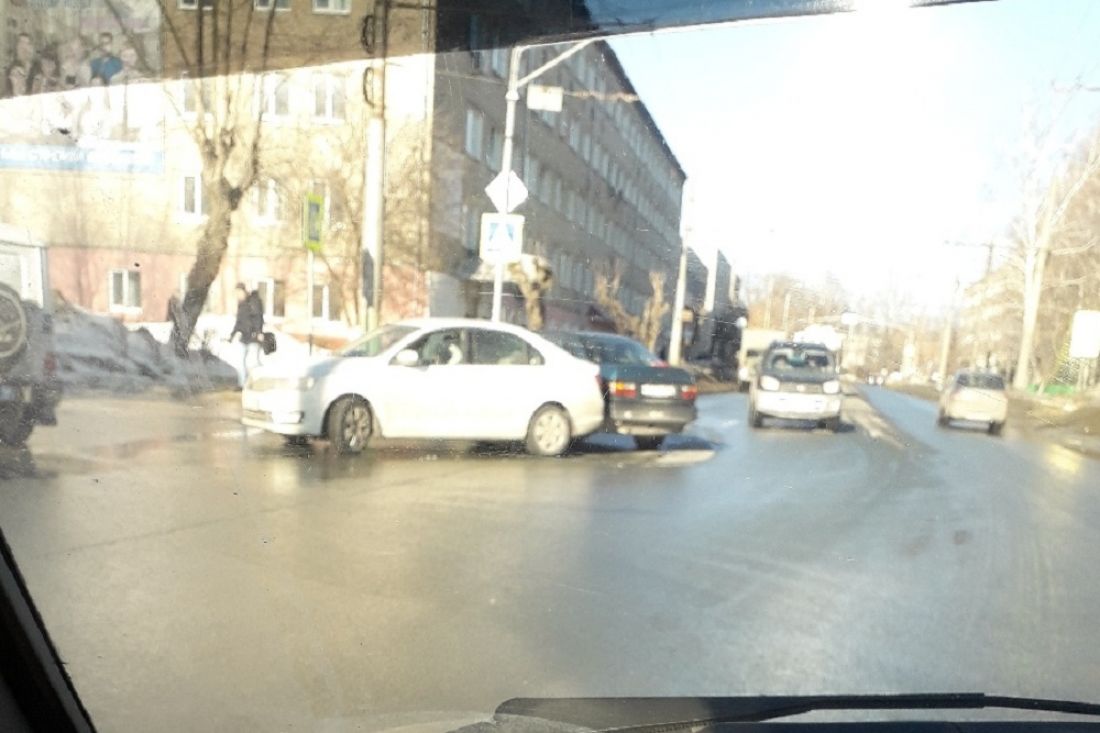 В результате ДТП две иномарки частично перекрыли дорогу