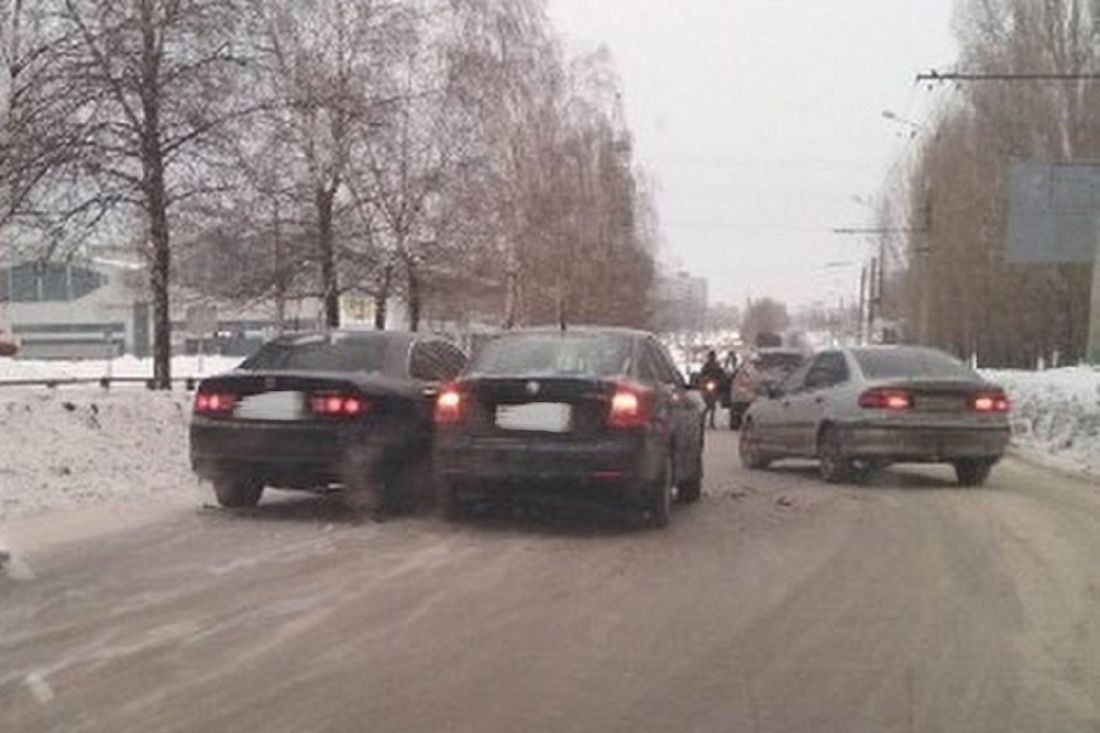 Две столкнувшиеся иномарки перегородили пензенский проспект