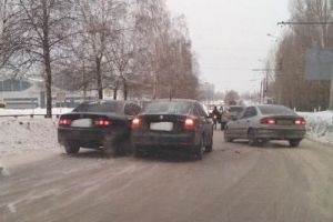 Две столкнувшиеся иномарки перегородили пензенский проспект